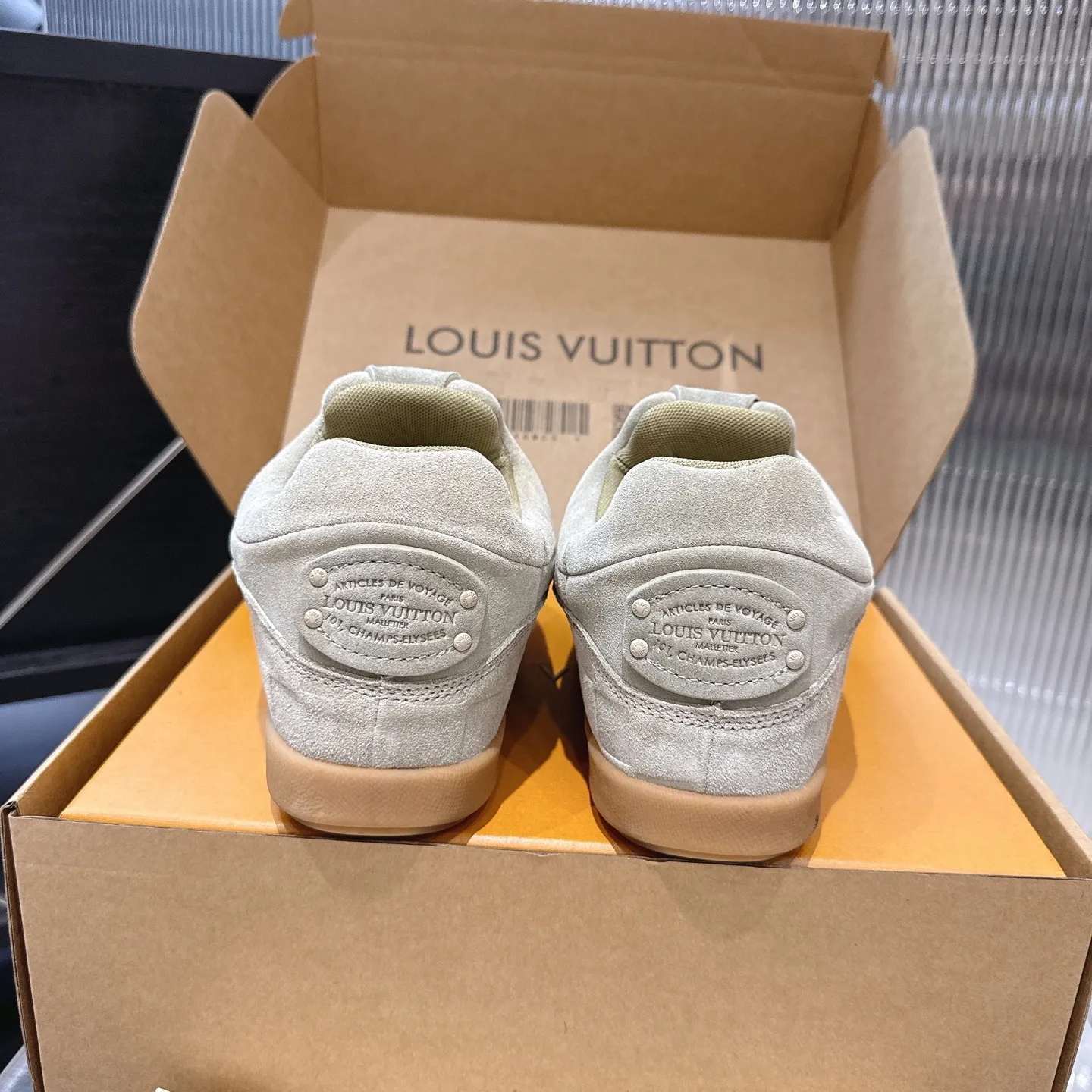 [L Family] P: 740💰 Couple model, size: women 35-41 (customized at 41 for women), 39-46 for men (customized at 45.46) The 2025 iteration of this Time Out sneaker, couple model, LV co-branded nigo, donkey brand, Louis Vuitton, ugly, cute😍Many Internet celebrities have shown off their feet, a classic and versatile item. Fabric: Imported high mercerized cow suede. Lining: high-grade elastic mesh, outsole: original molded outsole, palm print rubber outsole with hidden L letter and Monongram flower.